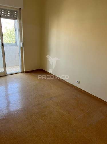 T2 renovado, equipado, benfica, lisboa.