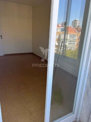 T2 renovado, equipado, benfica, lisboa.