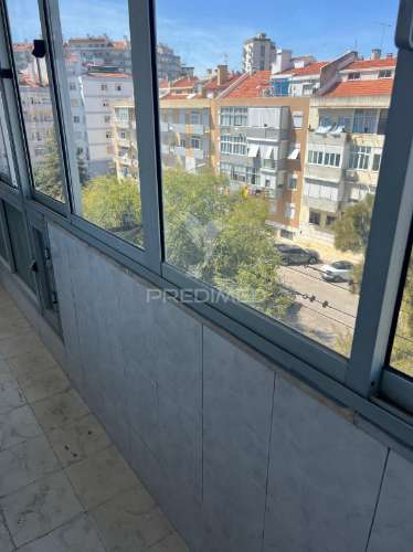 T2 renovado, equipado, benfica, lisboa.