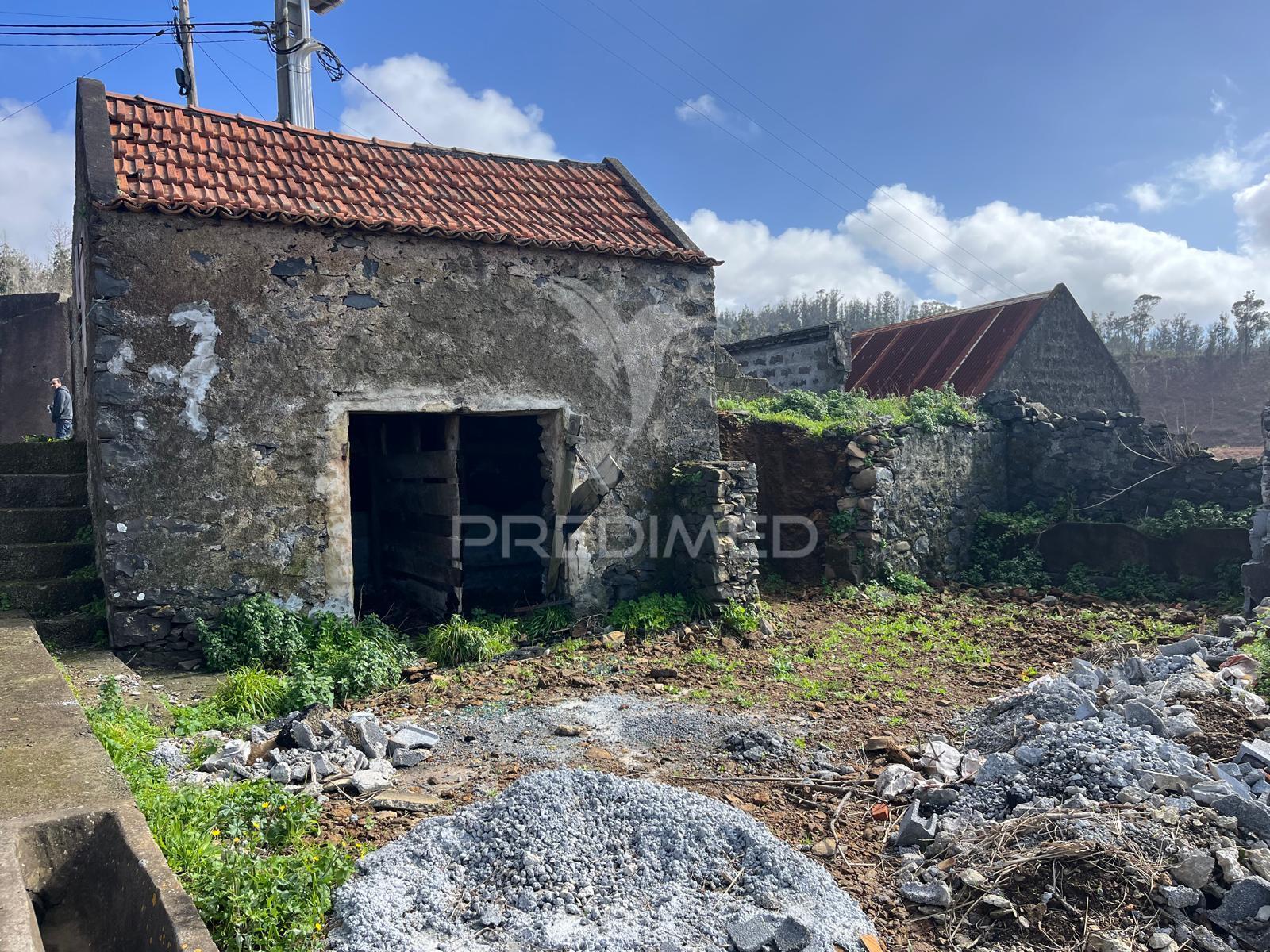 Terreno  com 2 palheiros na ponta do pargo