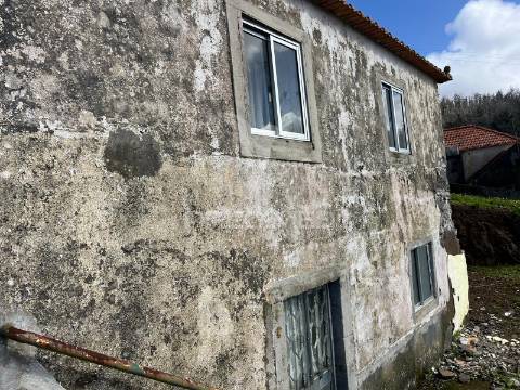 Moradia para recuperar com 718 m2 de terreno na ponta do pargo – excelente oportunidade.