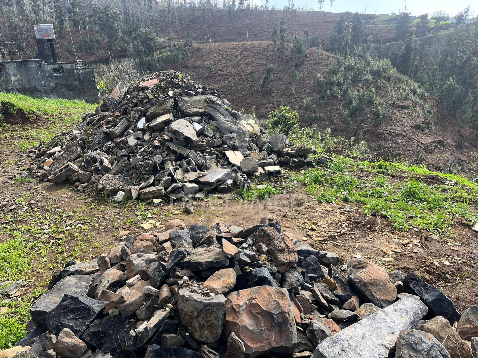 Moradia para recuperar com 718 m2 de terreno na ponta do pargo – excelente oportunidade.