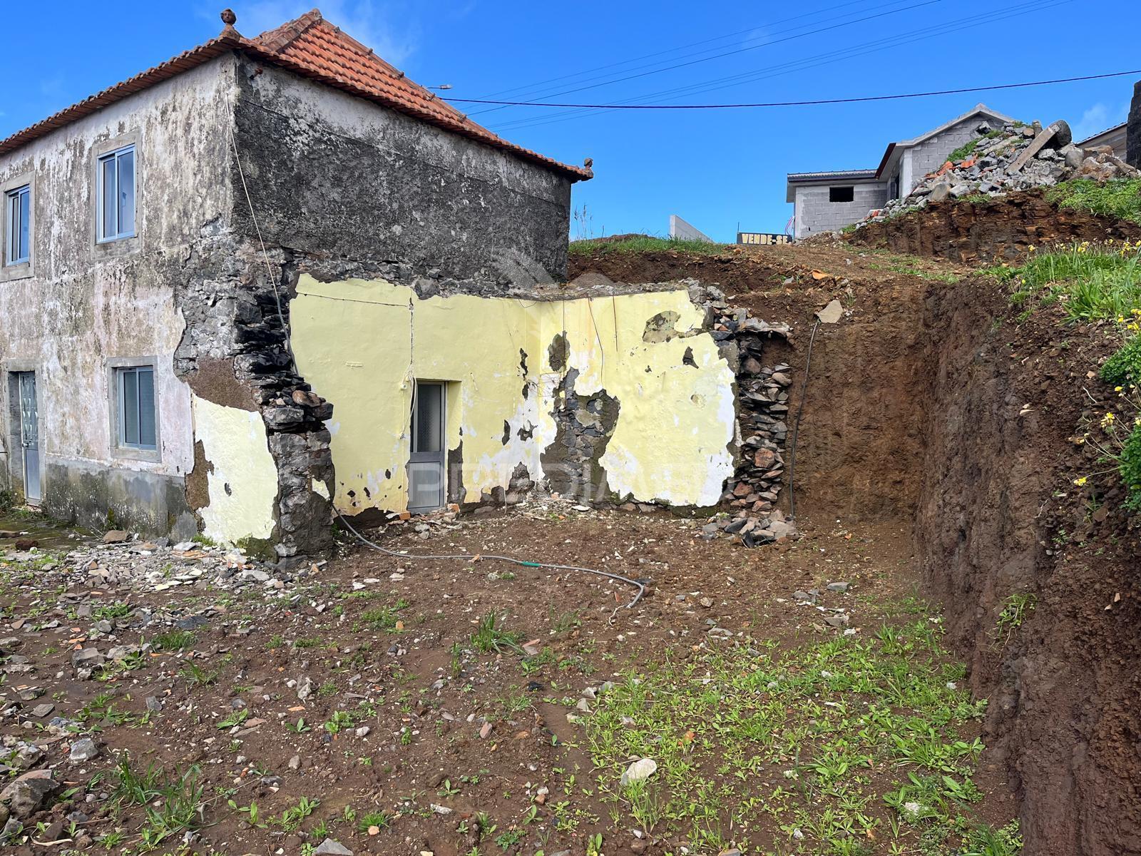 Moradia para recuperar com 718 m2 de terreno na ponta do pargo – excelente oportunidade.