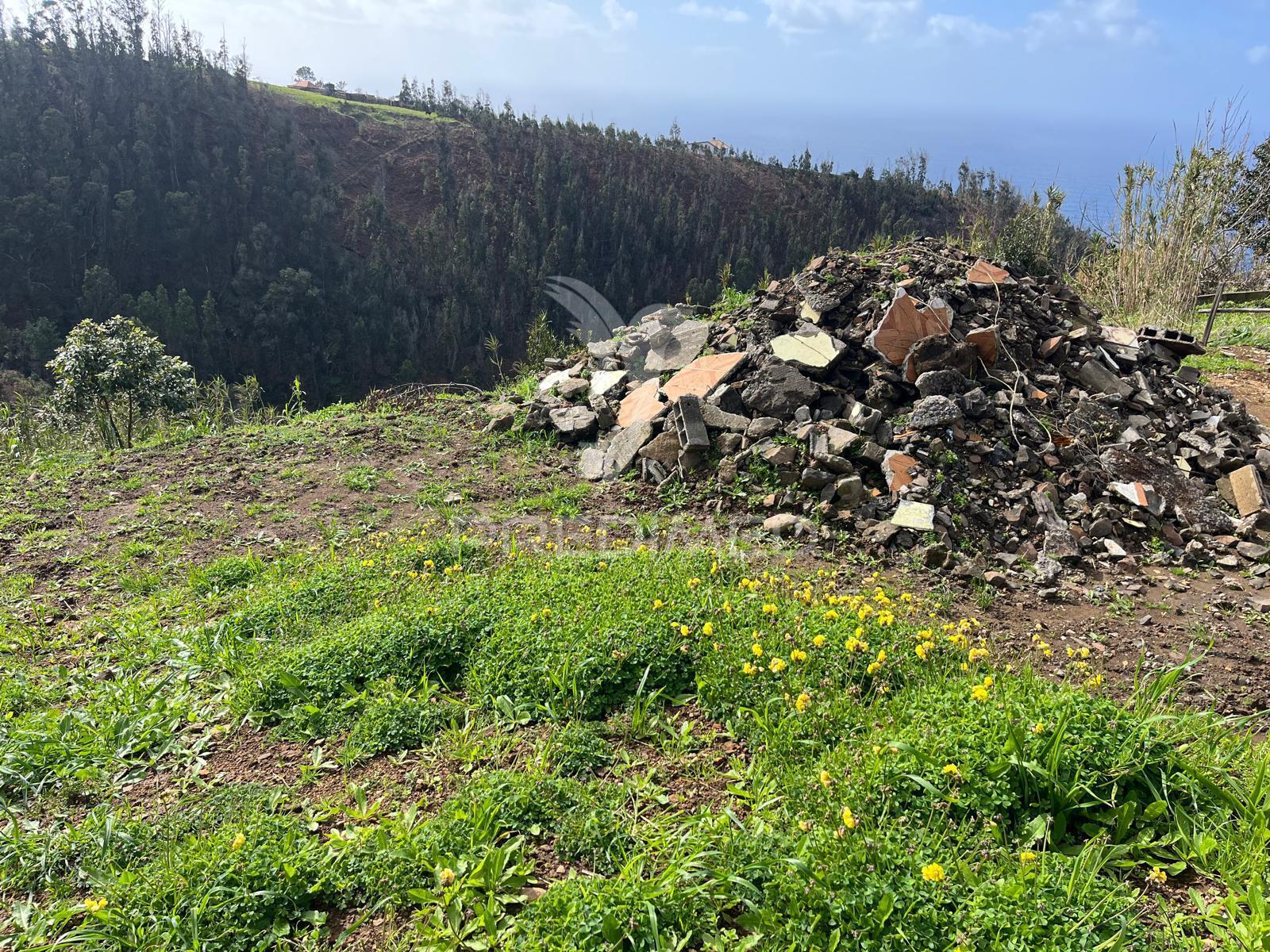 Moradia para recuperar com 718 m2 de terreno na ponta do pargo – excelente oportunidade.