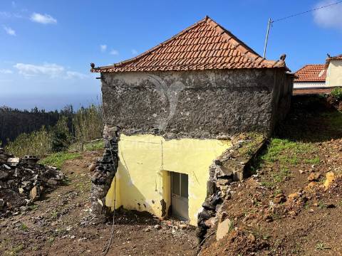 Moradia para recuperar com 718 m2 de terreno na ponta do pargo – excelente oportunidade.