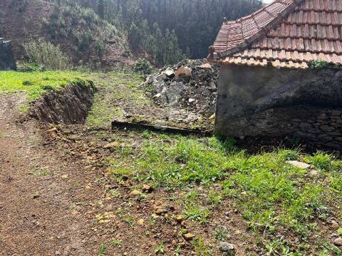 Moradia para recuperar com 718 m2 de terreno na ponta do pargo – excelente oportunidade.