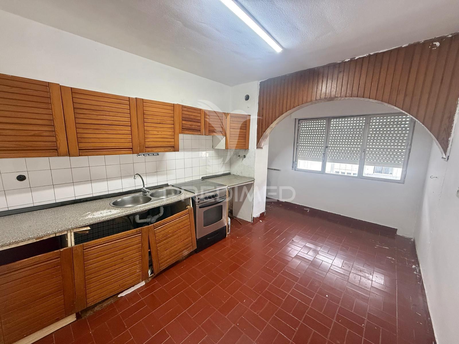 Apartamento t3 . para remodelação . palmela - setubal.