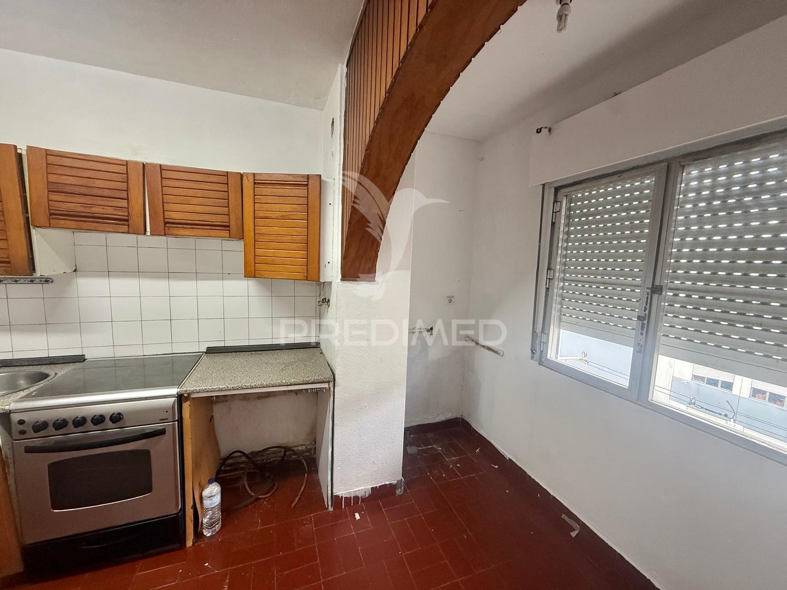 Apartamento t3 . para remodelação . palmela - setubal.