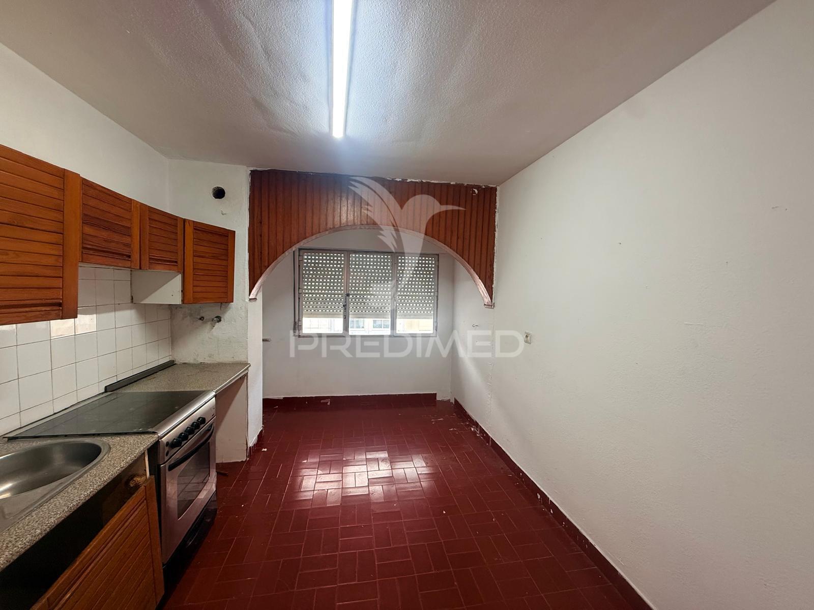Apartamento t3 . para remodelação . palmela - setubal.