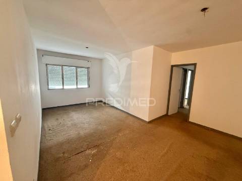 Apartamento t3 . para remodelação . palmela - setubal.