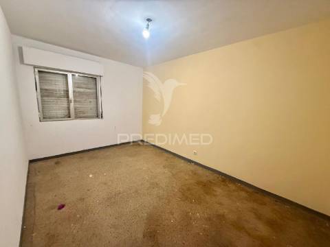 Apartamento t3 . para remodelação . palmela - setubal.