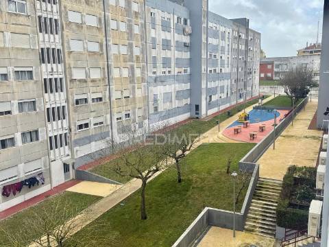 Apartamento t3 . para remodelação . palmela - setubal.