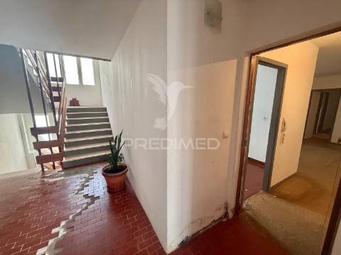 Apartamento t3 . para remodelação . palmela - setubal.