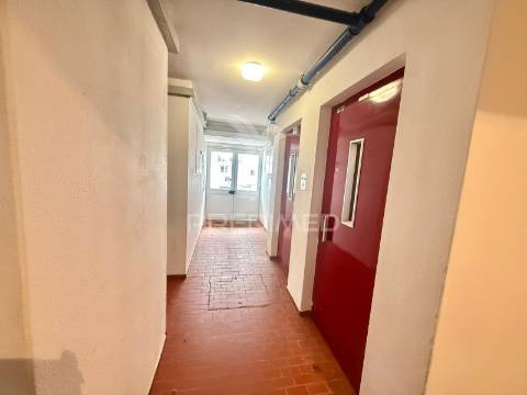 Apartamento t3 . para remodelação . palmela - setubal.