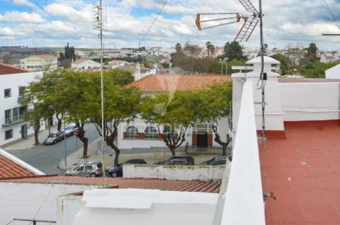 Prédio com excelente localização junto ao jardim em campo maior