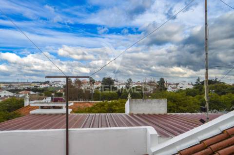 Prédio com excelente localização junto ao jardim em campo maior