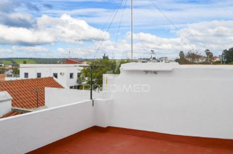 Prédio com excelente localização junto ao jardim em campo maior