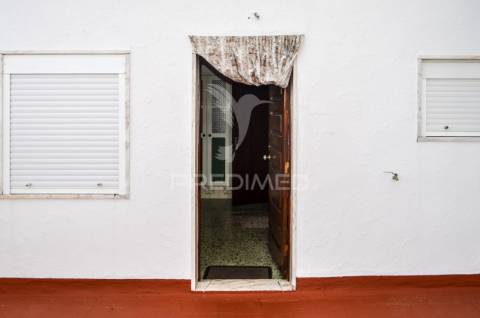 Prédio com excelente localização junto ao jardim em campo maior