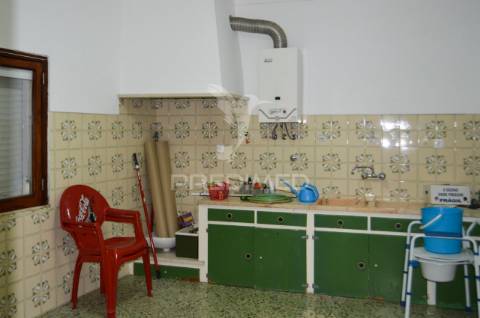 Prédio com excelente localização junto ao jardim em campo maior