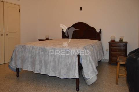 Prédio com excelente localização junto ao jardim em campo maior