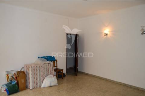 Prédio com excelente localização junto ao jardim em campo maior