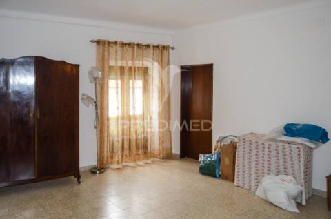 Prédio com excelente localização junto ao jardim em campo maior