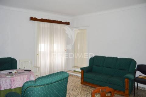 Prédio com excelente localização junto ao jardim em campo maior