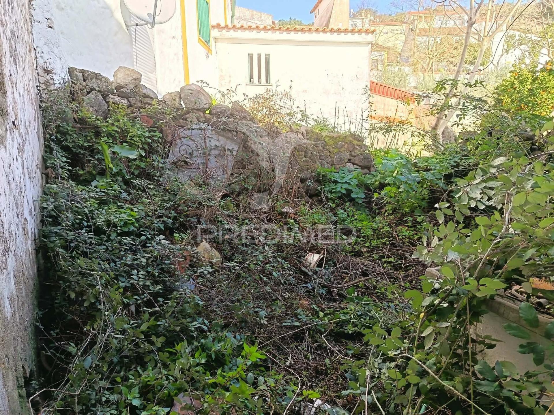 Casa com dois andares para recuperar nas carreiras