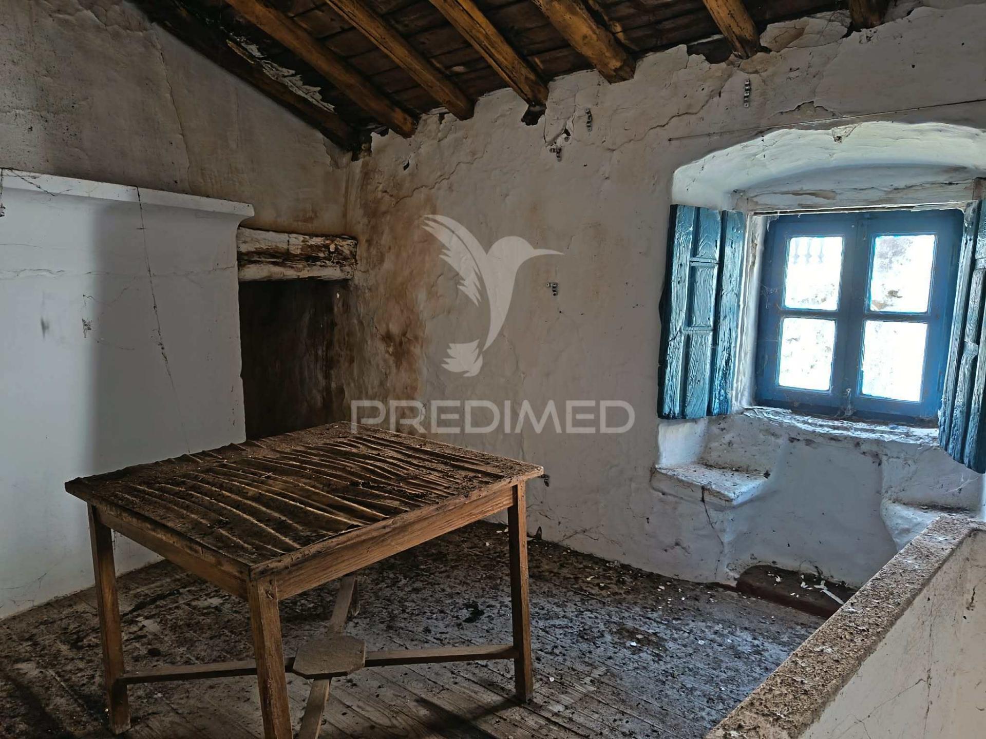 Casa com dois andares para recuperar nas carreiras