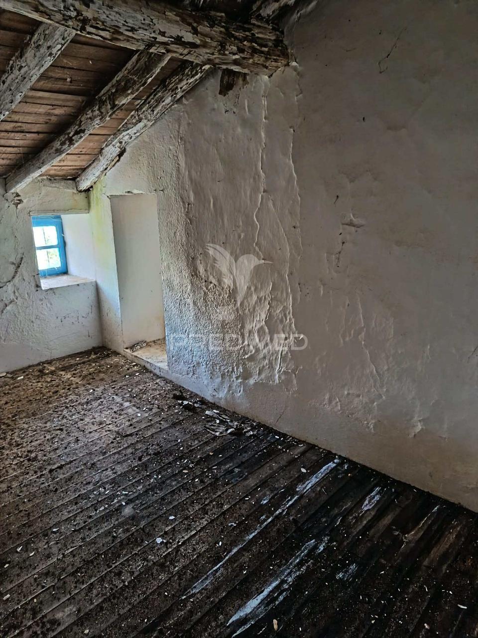 Casa com dois andares para recuperar nas carreiras