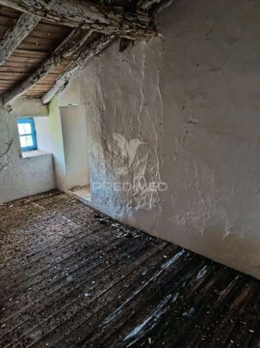 Casa com dois andares para recuperar nas carreiras