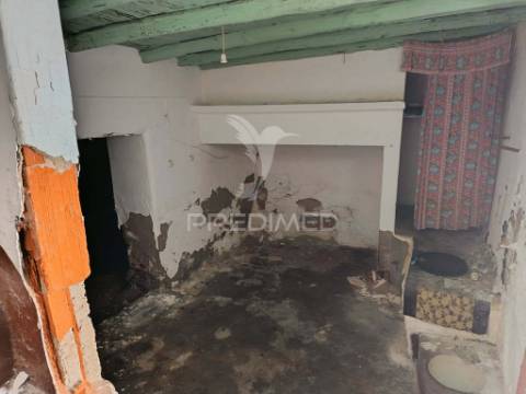 Casa com dois andares para recuperar nas carreiras