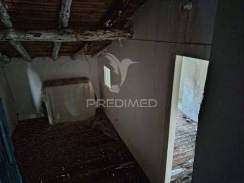 Casa com dois andares para recuperar nas carreiras