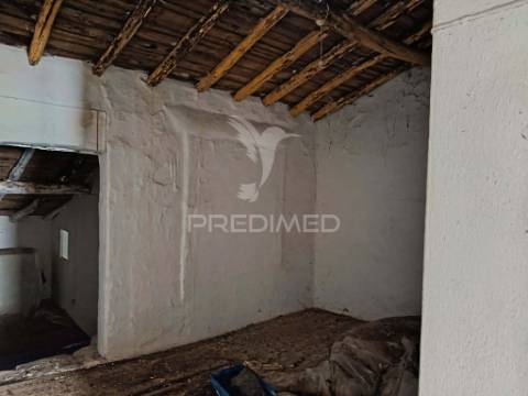 Casa com dois andares para recuperar nas carreiras