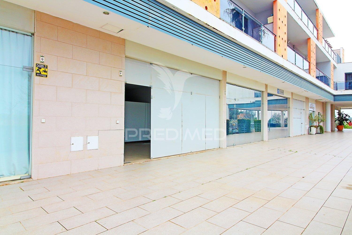 Loja para arrendamento em zona central ferreiras, albufeira