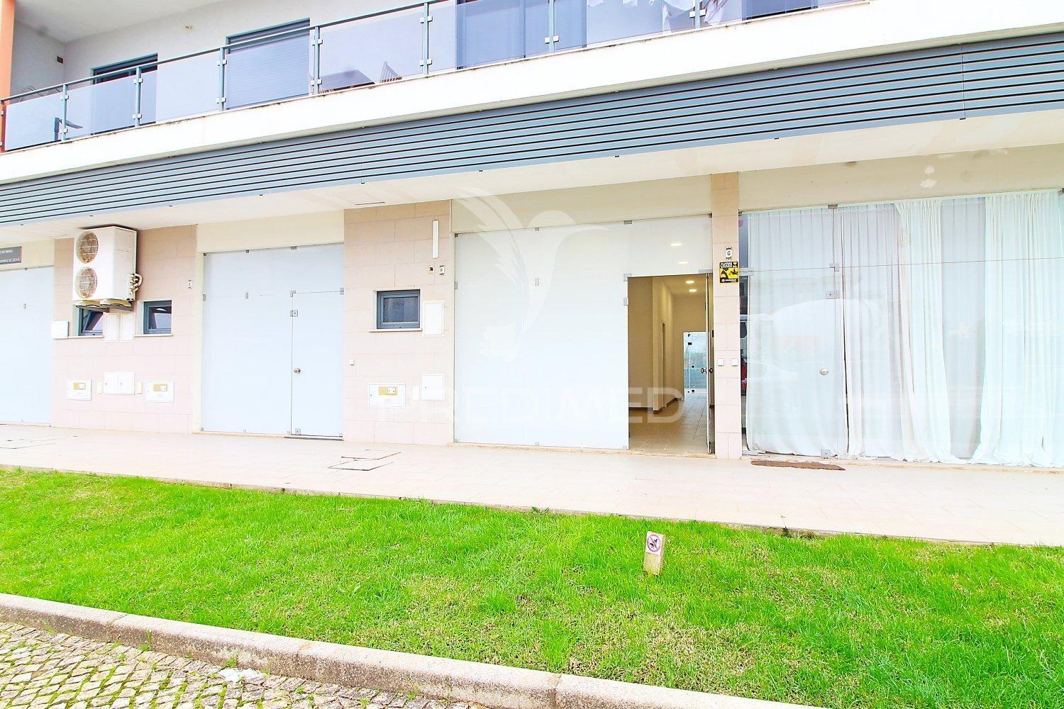 Loja para arrendamento em zona central ferreiras, albufeira