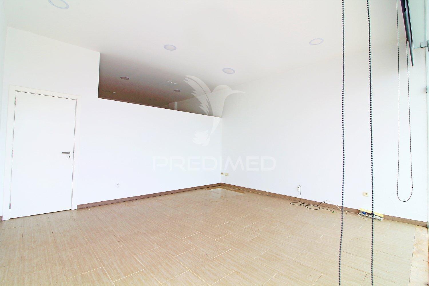 Loja para arrendamento em zona central ferreiras, albufeira