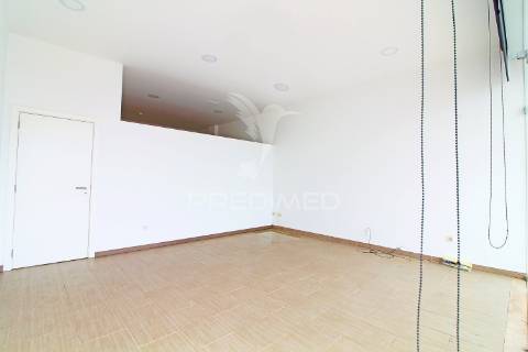 Loja para arrendamento em zona central ferreiras, albufeira