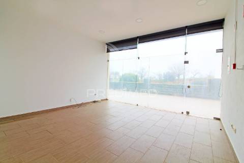 Loja para arrendamento em zona central ferreiras, albufeira