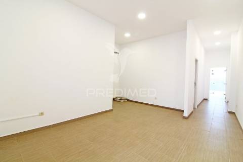 Loja para arrendamento em zona central ferreiras, albufeira