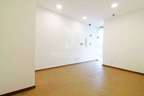 Loja para arrendamento em zona central ferreiras, albufeira