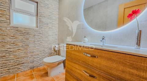 Moradia t3 charmosa com espaço exterior em ferragudo