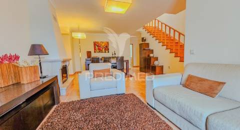 Moradia t3 charmosa com espaço exterior em ferragudo