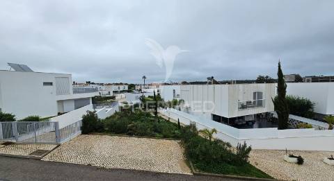 Moradia t3 charmosa com espaço exterior em ferragudo