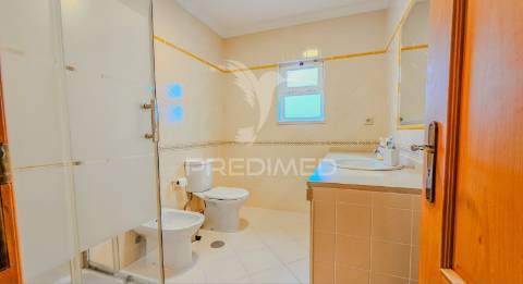 Moradia t3 charmosa com espaço exterior em ferragudo