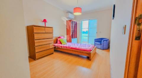 Moradia t3 charmosa com espaço exterior em ferragudo