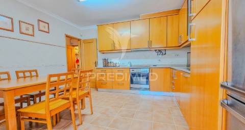 Moradia t3 charmosa com espaço exterior em ferragudo