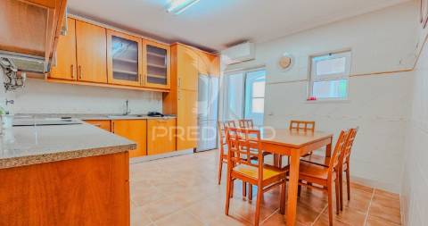 Moradia t3 charmosa com espaço exterior em ferragudo