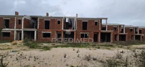 Terreno urbano com 6 moradias em construção