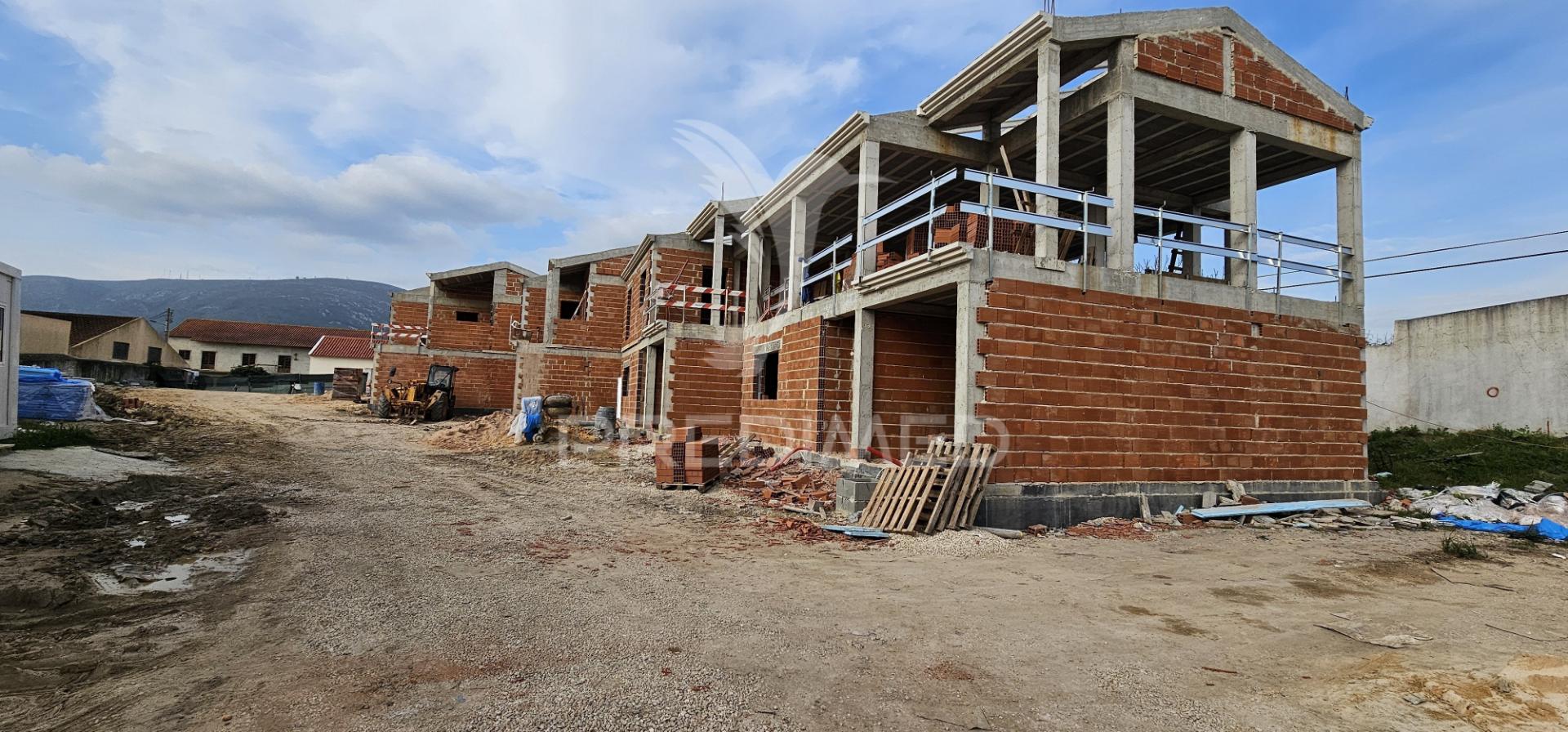 Terreno urbano com 6 moradias em construção